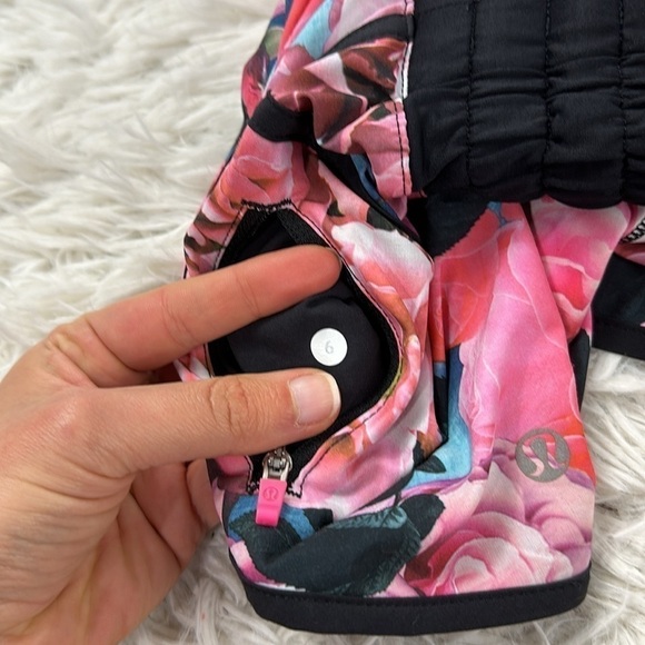 Lululemon Tracker Short II Secret Garden / Black - Picture 4 of 4